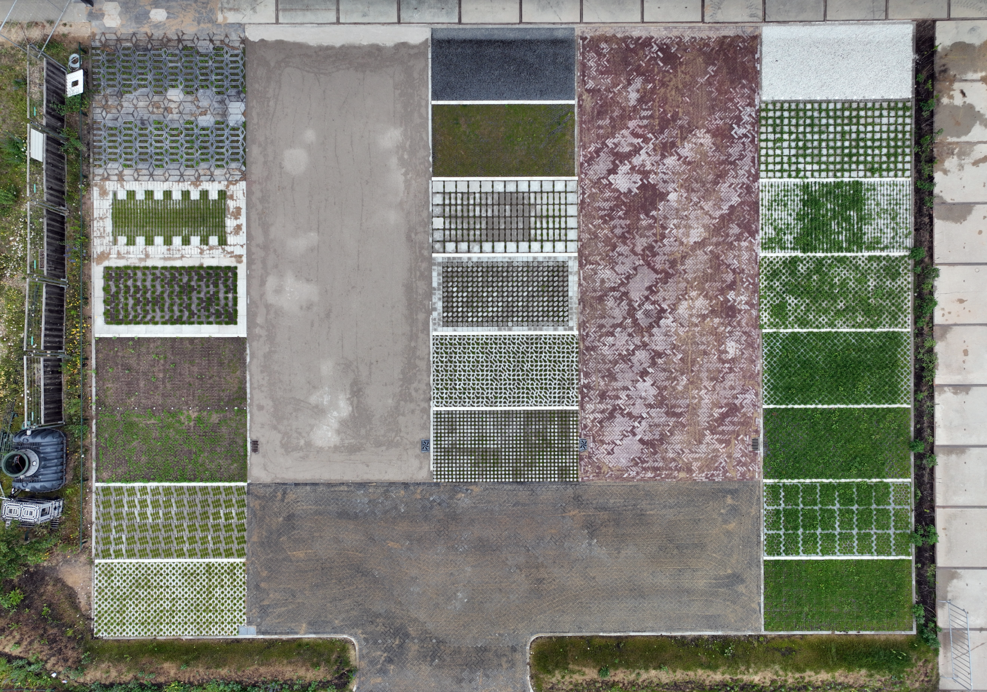 Luchtfoto van het parkeerterrein met klikbare parkeervakken.