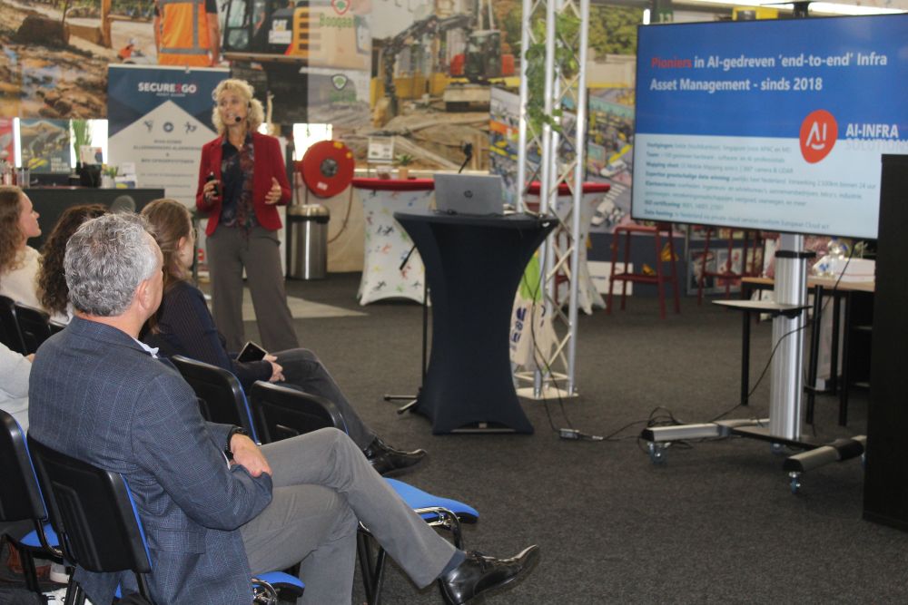 20251021_Ellen.JPG (104 KB)